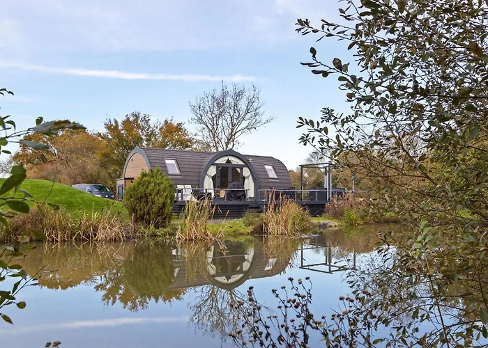 Choller Lake Lodges - The Lake House With Private Hot Tub
